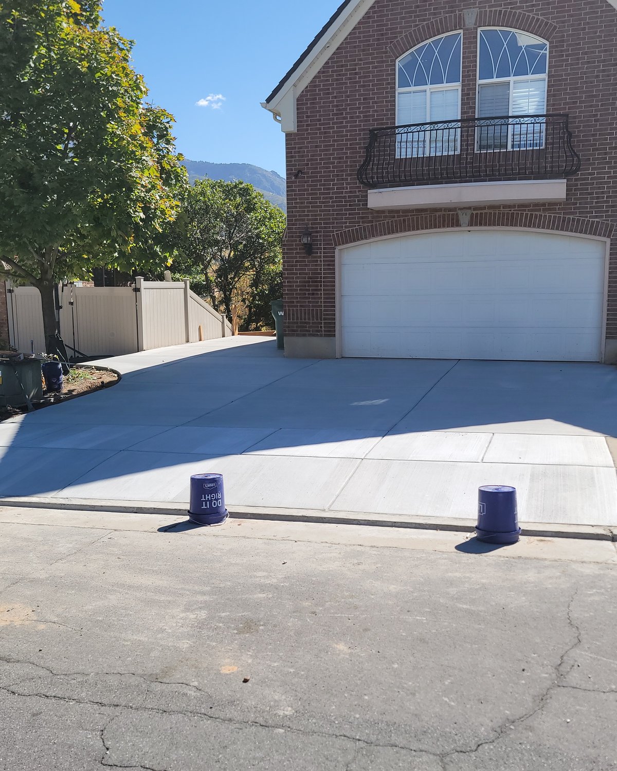 Finished residential concrete driveway
